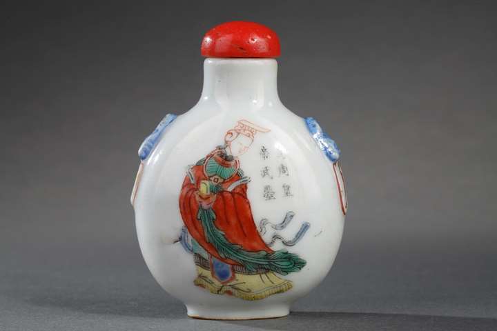 Snuff bottle porcelain enamelled in polychrom  decorated with on a side Imperatrice of the Tang dynasty  "  Wu Ze Tian "  and other face with secretary general of the palace "Gong Liang "Imperial kilns of Jingdezhen